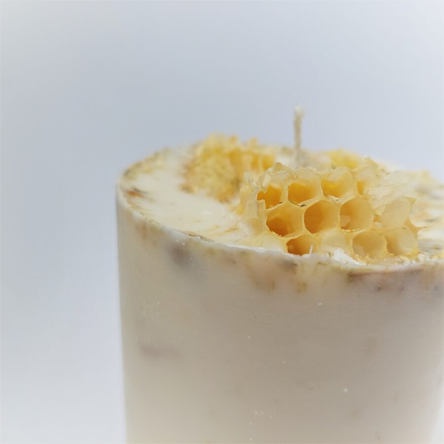 Sojas vaska svece ar bišu vaska šūnām un liepziedu aromātu - L izmērs