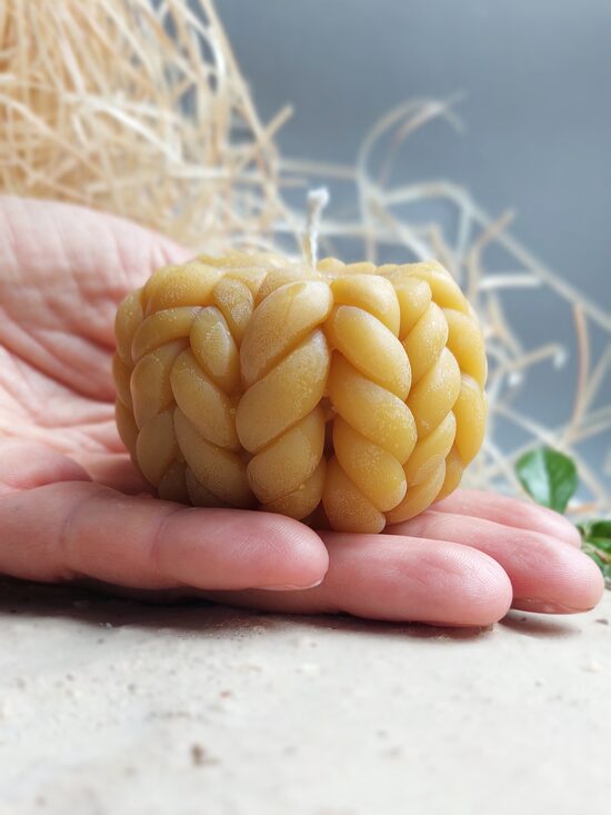 Bišu vaska svece ar pinuma rakstu – Roku darbs, dabīga un aromātiska | Telmas Botanica