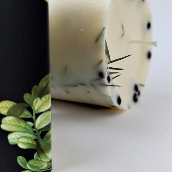 Soy wax candle with juniper berries and twig and aroma - L size